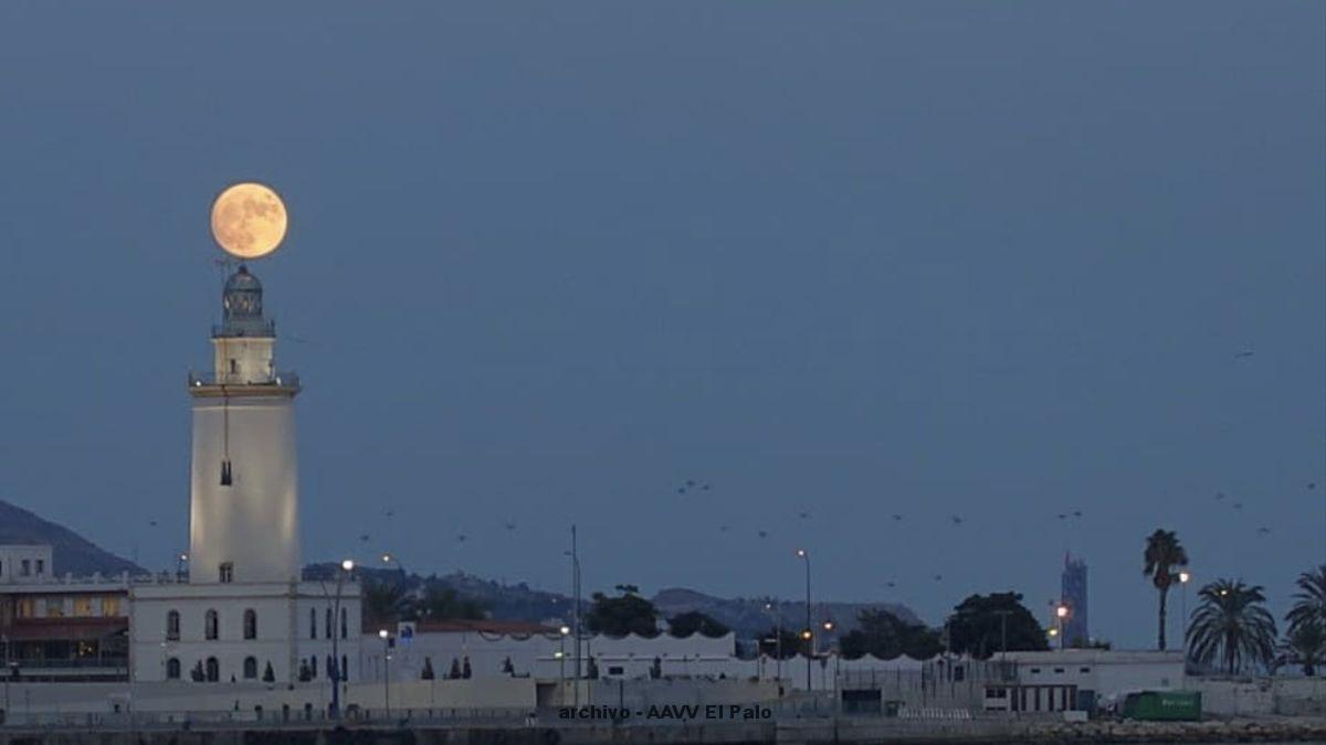 Lee más sobre el artículo La Farola, el faro de más de dos siglos que apagaría el rascacielos del Puerto de Málaga