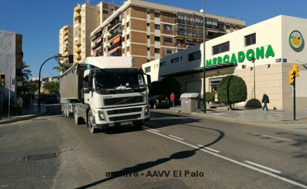 Lee más sobre el artículo El Palo: los camiones siguen pasando