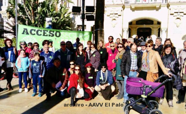 Lee más sobre el artículo Padres y profesores del colegio La Biznaga se concentran en el Ayuntamiento de Málaga para pedir accesos seguros al colegio