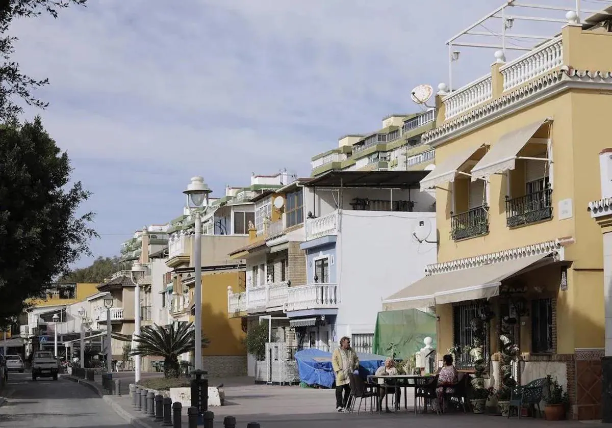 Costas sentencia las casas de la playa en El Palo y dice que su legalización es «irresoluble»