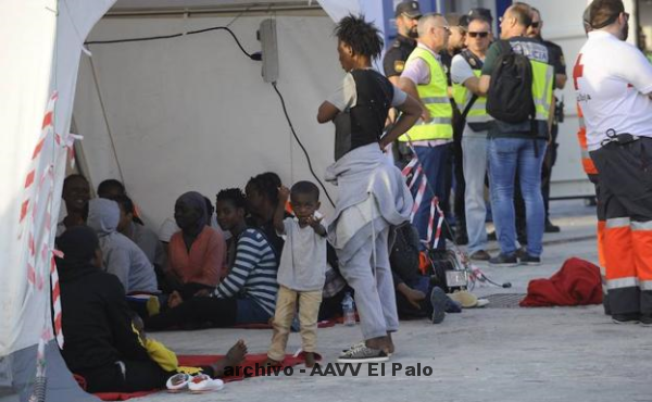 Lee más sobre el artículo Habilitan el pabellón municipal de El Palo tras el rescate de 180 migrantes en pateras